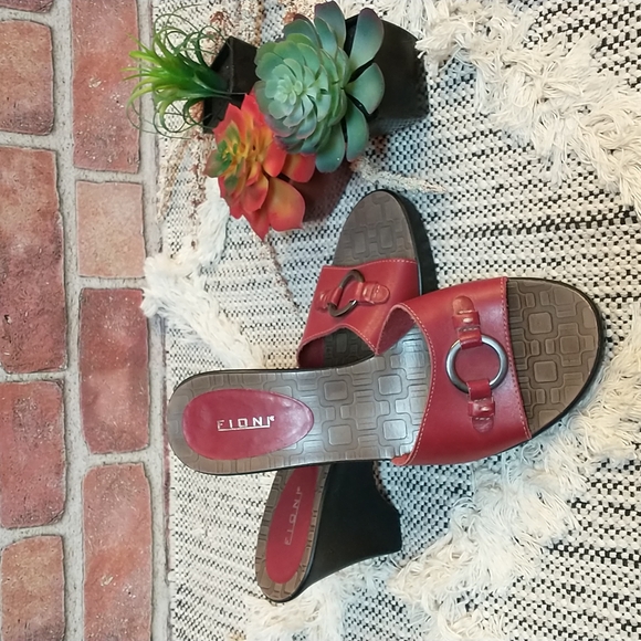 Fioni Red Leather Slide Heeled Sandals With Gold Color Metal Loop On Vamp - Picture 6 of 9